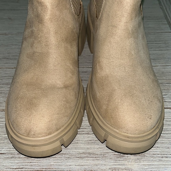 Chelsea Boots - Picture 6 of 14